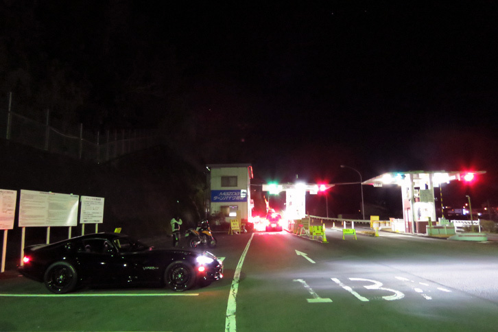 撮影・取材で毎度おなじみの、ターンパイクの小田原料金所。昼は料金所の向こうに白銀山へと登る道が見えるのだが、冬の朝6時前は、ご覧の通り真っ暗である。