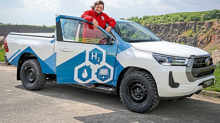 「ミライ」のドライブトレインを移植した水素燃料電池車版「トヨタ・ハイラックス」。イギリスで10台のプロトタイプが製造された。