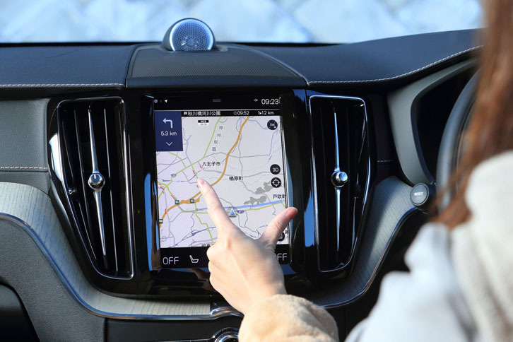 縦型9インチのセンターディスプレイはタッチスクリーン式で、スマートフォンのような感覚で操作ができます。しかも、一般的な静電式とは異なる赤外線方式なので、手袋をしたままでも操作可能です。