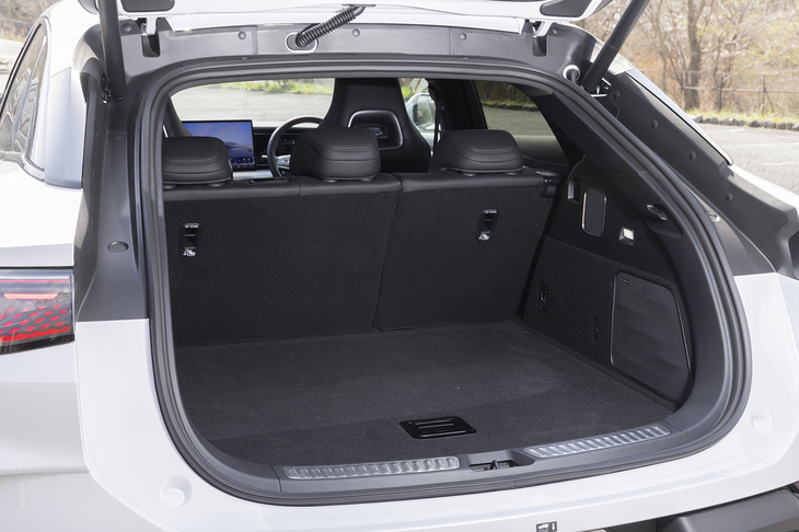 荷室の容量はRWD車も4WD車も同じ500リッター。テールゲートが寝ているため、高さのある荷物は積みづらいかもしれない。