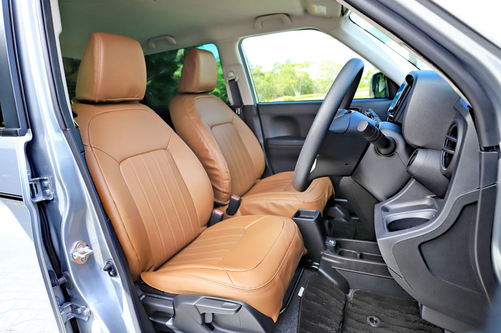 ホンダN-ONEオリジナル（ホンダアクセス用品装着車）（フロントシート）