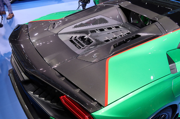 ランボルギーニ・テメラリオ＜アレジェリータパッケージ装着車＞（車体後部のカーボンパネル）