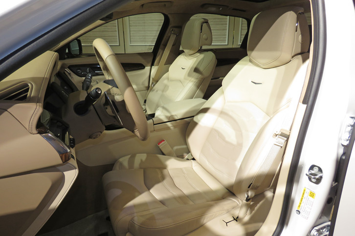 シート表皮はレザーが標準。リアの中央席を除く4座にはマッサージ機能が備わる。