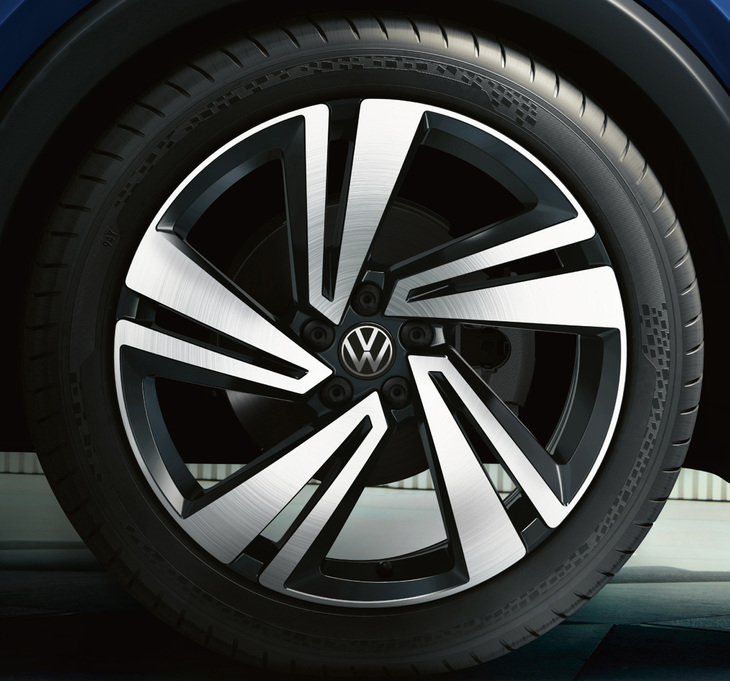 「TSI Rライン」専用となる新デザインの18インチホイール。