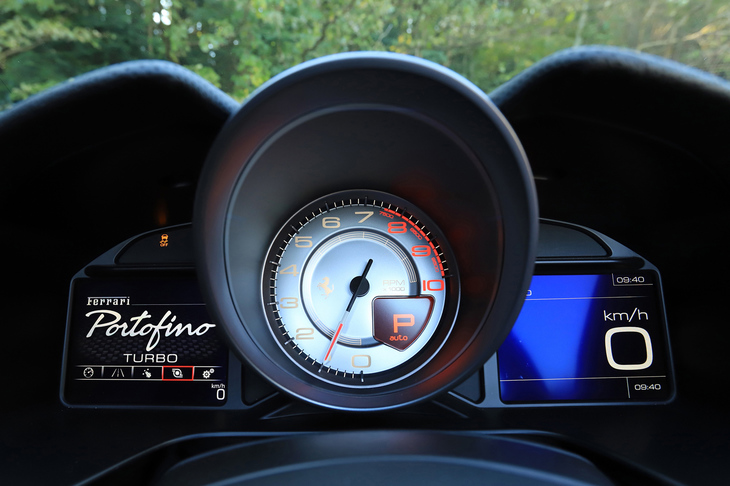 中央にアナログ式のタコメーターを、その左右に各種車両情報やナビ画面を表示する液晶ディスプレイを配置する「ポルトフィーノ」のメーターナセル。タコメーター部分のカラーリングは、オプションで変更が可能になっている。