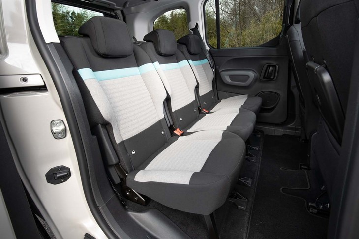 リアシートは3座がそれぞれ独立したタイプ。背もたれも個別に倒すことができる。