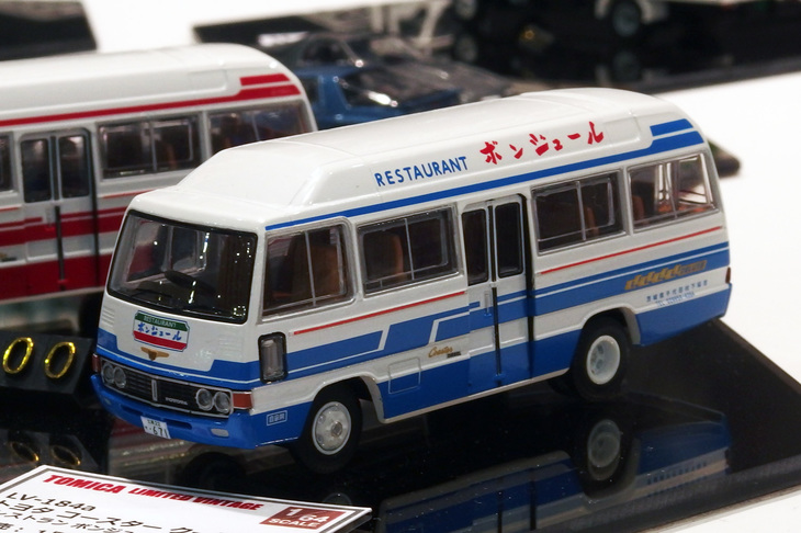 トミカリミテッドヴィンテージの「トヨタ・コースター クーラー車」。茨城県かすみがうら市に実在するレストランの実働車両をモデル化。“クーラー車”は室内にクーラーのダクトが再現されており、隣に見える赤白のモデルにはそれがない。2020年1月発売予定で価格は5800円。