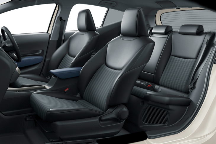 主要コンポーネントを共有する「ヤリス」とは、後席の居住性のよさや荷室の広さが大きなちがいとなっている。