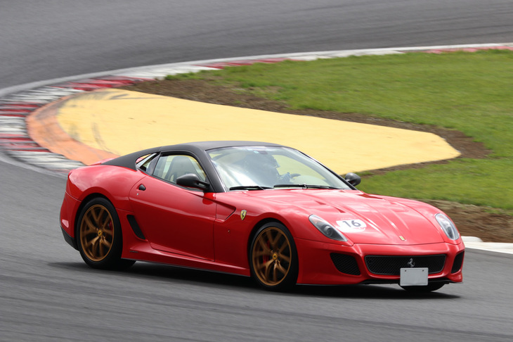 「フェラーリ599GTO」は、6リッターV12エンジンを搭載する2シーターのFRモデル「599」をベースに、サーキット専用車「599XX」のノウハウを投入した高性能モデル。2010年の発表当時は、「フェラーリ史上最速のロードカー」とうたわれた。