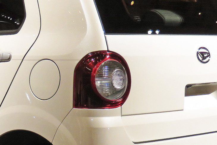 リアコンビランプ周辺の意匠に注目。2本のショルダーラインのうち、上の1本はCピラーにそって上へと回されており、もう1本の線はリアコンビランプにせき止められている。ランプが、プレスラインやパネル構成と脈絡のない格好で配されているように見えてしまう。