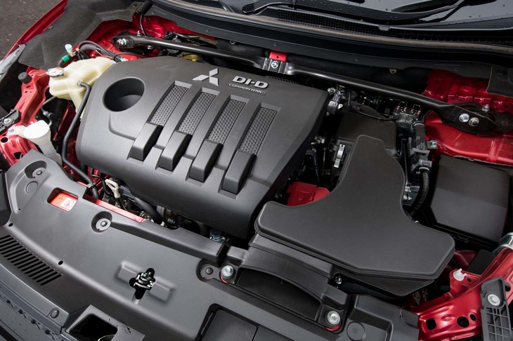 「デリカD：5」と同じ最高出力145ps、最大トルク380Nmを発生する2.3リッター（2267cc）ディーゼルターボエンジンを横置きで搭載する。