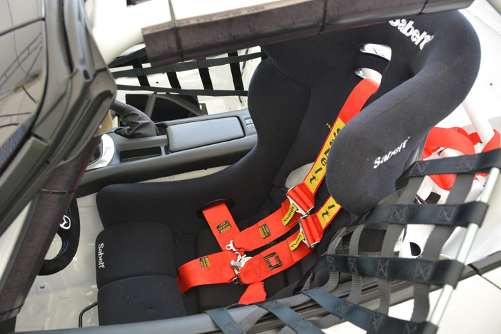 シートとシートベルトについては、レギュレーション上の指定はなし。トランク内には消火器が設置される。