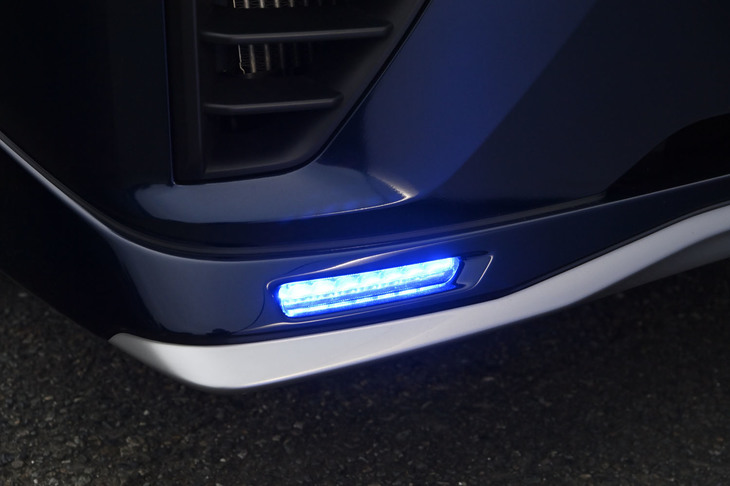 フロントプロテクターに組み込まれたブルーに点灯するシグネチャーLED。ひと目でAUTECHブランド車であることがわかる、ベース車両にはない専用アイテムだ。