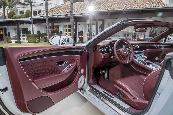 テスト車のインテリアレザーのカラーリングは「クリケットボール」。新品のクリケット用ボールをイメージしたという深みのある赤だ。