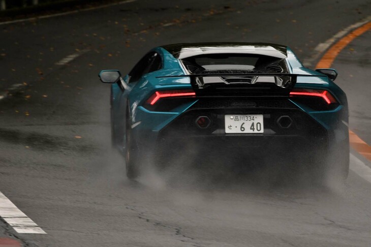 【ランボルギーニ・ウラカン テクニカのスペック】
	ボディーサイズ：全長×全幅×全高＝4567×1933×1165mm／ホイールベース：2620mm／車重：1700kg／駆動方式：MR／エンジン：5.2リッターV10 DOHC 40バルブ／トランスミッション：7段AT／最高出力：640PS（470kW）/8000rpm／最大トルク：565N・m（57.6kgf・m）/6500rpm／タイヤ：（前）245/30ZR20 90Y／（後）305/30ZR20 103Y（ブリヂストン・ポテンザ スポーツ）／燃費：14.5リッター/100km（WLTPモード）／価格：2999万2916円
	
	【取材時の燃費データ】
	テスト距離：219.5km（市街地2：高速道路5：山岳路3）／使用燃料：38.0リッター（ハイオクガソリン）／参考燃費：5.8km/リッター（満タン法）／6.7km/リッター（車載燃費計計測値）