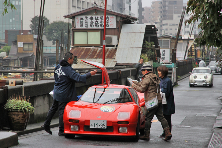 今戸神社の次のスタンプポイントである、神田川にかかる柳橋の西詰（台東区柳橋）にて、1995年「トムス・エンジェルT01」。オリジナルの車体にトヨタ製パワートレインを搭載。