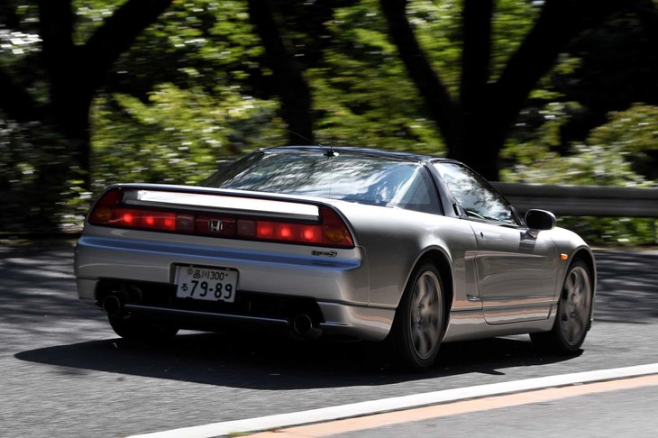 【ホンダNSXタイプSのスペック】
	ボディーサイズ：全長×全幅×全高＝4430×1810×1160mm／ホイールベース：2530mm／車重：1350kg／駆動方式：MR／エンジン：3.2リッターV6 DOHC 24バルブ／トランスミッション：6段MT／最高出力：280PS（206kW）/7300rpm／
	最大トルク：304N・m（31.0kgf・m）/5300rpm／タイヤ：（前）215/40R17 83Y／（後）255/40R17 94Y（ヨコハマ・アドバンA046）／燃費：9.0km/リッター（10・15モード）／価格（税抜き）：1035万7000円
	
	【取材時の燃費データ】
	テスト距離：207.8km（市街地1：高速道路7：山岳路2）／使用燃料：23.4リッター（ハイオクガソリン）／参考燃費：8.9km/リッター（満タン法）