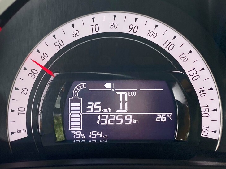 メーターのデザインにプレミアムブランド系EVのような派手さはないが、必要十分。かえってミニマリスト的潔さを感じる。回生ブレーキが作動すると、電池マークの上部に複数の矢印が表れる。