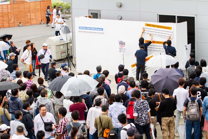 「SPECIAL TEST DRIVE.」の抽選結果発表。パドックの専用ボードに各ラウンドでの試乗当選者が掲示された。発表を待ち構えていた申込者も多いようで、発表時間には多くの人で掲示板前が埋め尽くされた。発表された番号を見て、パドックのあちこちで喜ぶ人と残念がる人が交錯していた。