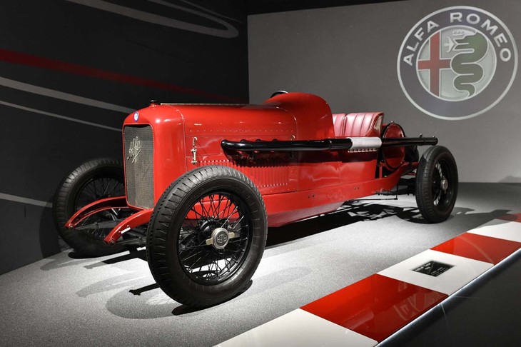 レース参戦を求めるクライアントの声に応えてプロジェクトされた6リッターの大型高性能車「40/60HP」は「24HP」のシャシーにG.メロージが設計したエンジンを搭載、1913年に早くもヒルクライムでワンツーフィニッシュを記録した。1922年にはエースドライバー、G.カンパーリによって141.605km/hという当時の最速記録を打ち立てた。写真は「40/60HPコルサ」。1914年モデル。