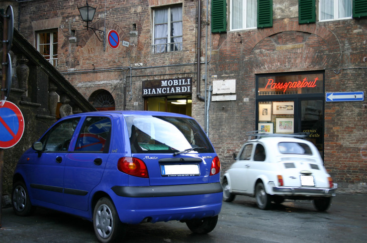 初代「大宇マティス」の後期型（左）。脇を通る「フィアット500」は、何を思っていただろうか。2005年にシエナで。