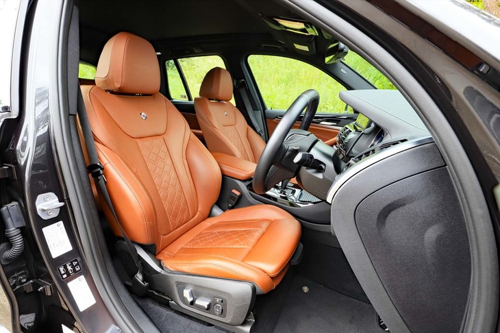 背もたれにエンブレムがあしらわれたシート。試乗車のものは、オプションのランバーサポート（5万3000円）付き。