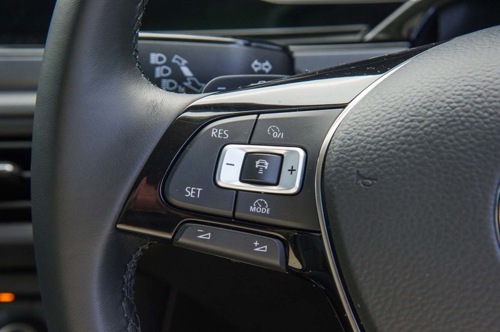 アダプティブクルーズコントロールの操作スイッチは、ステアリングスポーク上に設置される。
