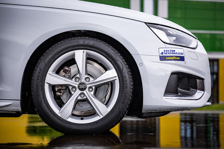 前輪駆動の「アウディA4」に装着された225/50R17サイズの「ベクター4シーズンズGEN-3」。GEN-3はルクセンブルクで設計・開発が行われ、ドイツ、フランス、ポーランド、スロベニアの4拠点で製造される。
