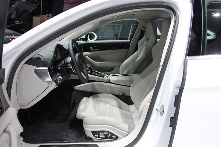 パナメーラ4 E-ハイブリッド