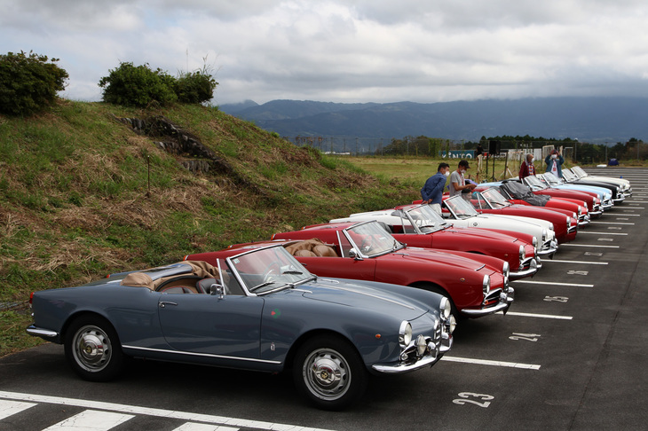 ピニンファリーナ製ボディーを持つ「ジュリエッタ スパイダー」と「ジュリア スパイダー」は計12台が参加した。