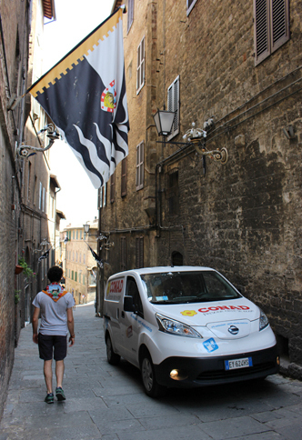 スーパーマーケットチェーン、コナードの「e-NV200」。シエナの旧市街で。