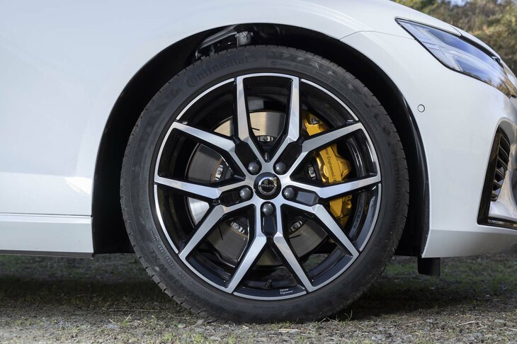 Y字型スポークのアルミホイールは専用デザイン。フロントブレーキはブレンボ製の6ピストンキャリパーと371mm径のスリット入りディスクがおごられる。