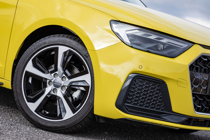 試乗車となった「ファーストエディション」には、前後215/45R17サイズの「ブリヂストン・トランザT005」タイヤと、ブラックインサート付き17インチ5スポークデザインのアルミホイールが装着されていた。ヘッドライトはデイタイムランニングライトを含め、すべてLEDになっている。