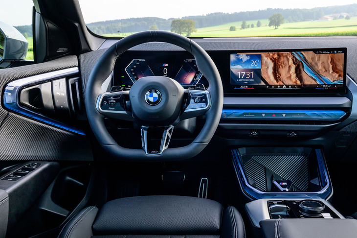 インテリアには2つのディスプレイからなるカーブドディスプレイやタッチスイッチ内蔵のインタラクションバーを装備。ドアパネル側に付いたマルチファンクショナルコントロールエレメントはこの「X3」が初出。