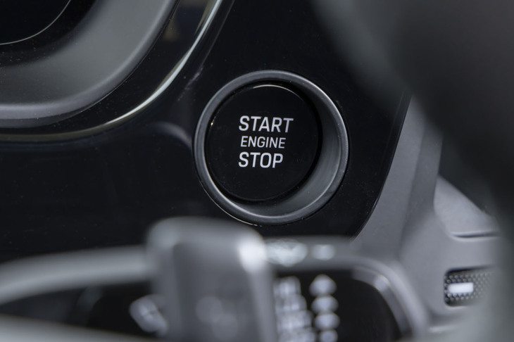 スタート／ストップスイッチはプッシュボタン式に変更。かつてポルシェは「ひねるという行為に意味が……」などと主張してキーシリンダーのようなスターターを使用し続けてきたのだが……。変わり身の早さもさすがポルシェだ。