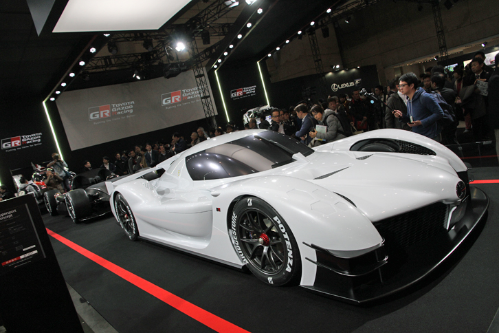 「GRスーパースポーツコンセプト」。後ろはベアシャシー。