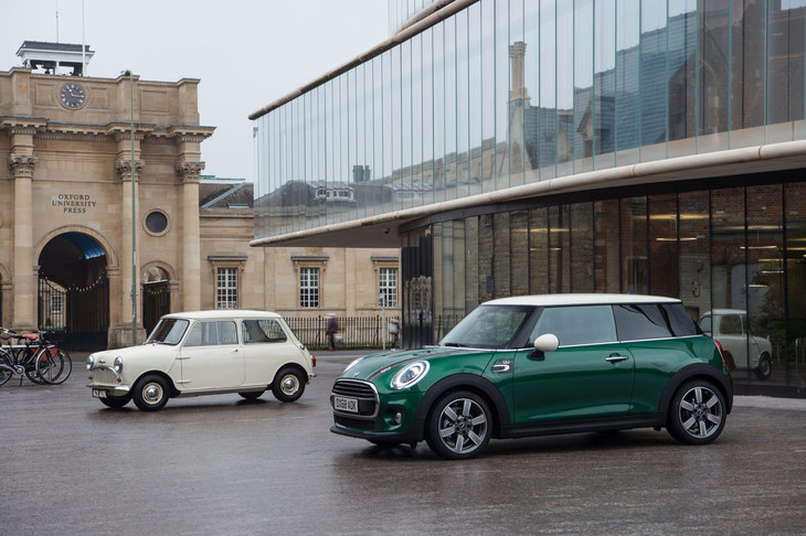 1959年製「モーリス・ミニ マイナー」（左）と、2019年製「MINIクーパー60Years Edition」。今日、MINIはBMW傘下のいちブランドとして存続している。