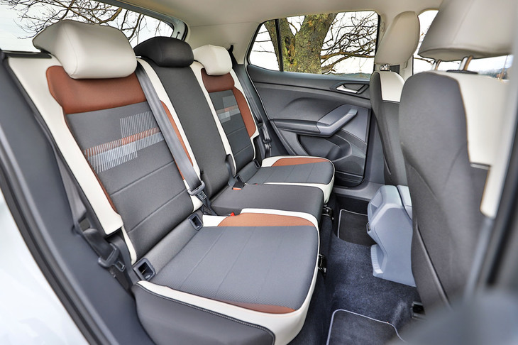 リアシートは左右一体で前後140mmのスライドが可能。背もたれには、60：40の分割可倒機構が備わっている。シート表皮デザインはフロントシートに準じている。