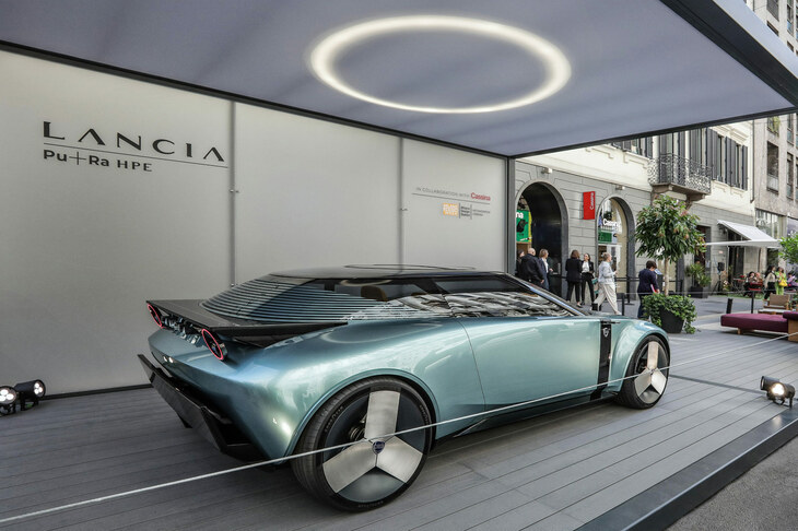メーカー自ら「the first car in Lancia’s new era」と表する「Pu＋Ra HPE」。新時代のヒューマン・マシン・インターフェイスを搭載した100％電気自動車で、航続距離は700kmとされている。