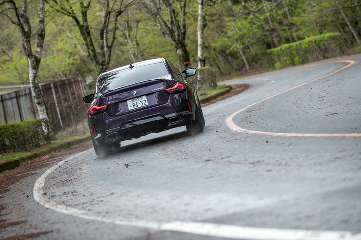 サスペンションはフロントがマクファーソンストラット式でリアがマルチリンク式。減衰力可変ダンパーは「M240i」のみに設定されるオプションとなっている（「ファストトラックパッケージ」に含まれている）。