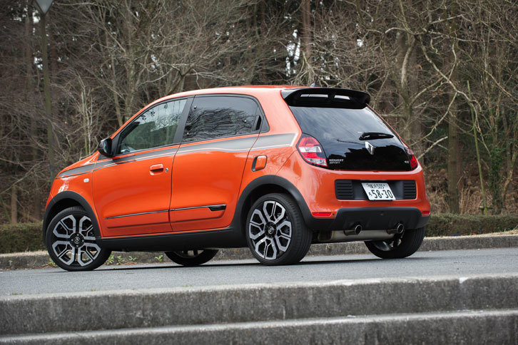 極端に短いフロントオーバーハングや、横に張り出したリアのショルダー部分、大きくスラントしたテールゲートなど、「トゥインゴ」のスタイリングは他のコンパクトカーにはない、RRならではのものとなっている。