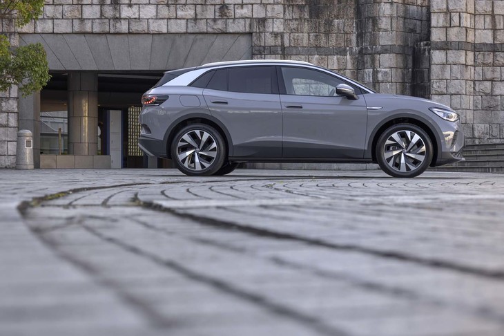 ボディーサイズは全長×全幅×全高＝4585×1850×1640mmで、ホイールベースは2770mm。車重は2140kgにも達する。