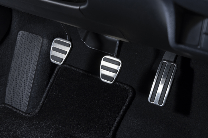 ペダルのレイアウトはご覧のとおり。クラッチのミートポイントが床面に近く、渋滞時でもストレスは最小限だ。