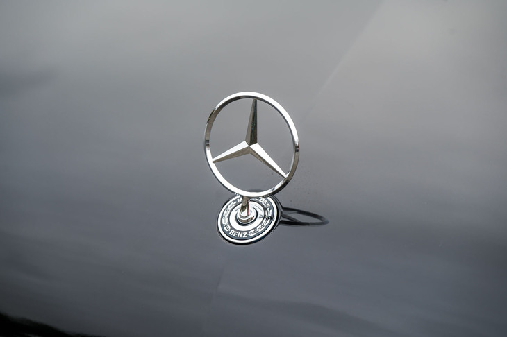 今では少し懐かしいスリーポインテッドスターのボンネットマスコットを装備。ボディー前端が分かりやすいという実利もある。