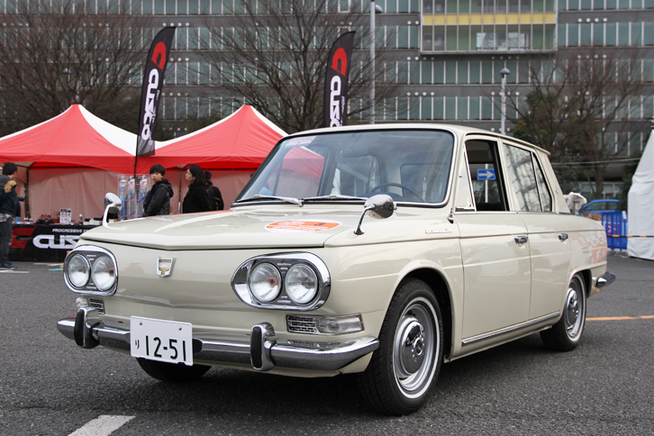 1971年初度登録の「日野コンテッサ1300」。ミケロッティが手がけたボディーをまとった、日野最後の乗用車となってしまった2代目コンテッサ。この個体は返還前の沖縄向けの、左ハンドルのスタンダード仕様という珍しいもの。コンクールデレガンスでベストレストア賞を受賞した。