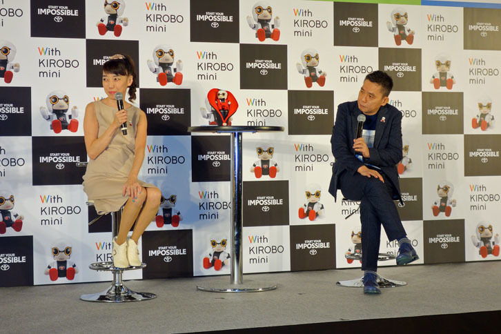 太田夫妻によるトークショーより。「キロボ ミニ」が家にきて変わったことは？　と聞かれると光代さんは「夫が私を構ってくれないのは相変わらずだが、今はキロボが構ってくれる。私にはロボットがいる」と回答。これに対して光さんは「ありがたいですねー」とおどけてみせた。