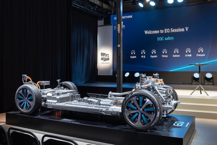 「メルセデス・ベンツEQC」のランニングシャシー。