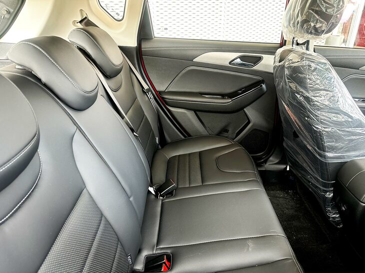 「EVO 5」の後席。展示車の価格は1万8651ユーロ（約302万円）だ。