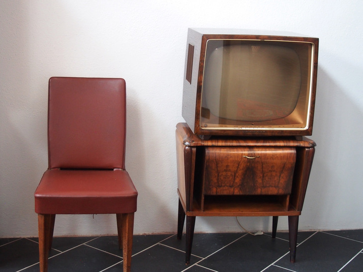 脇に置かれたテレビは、独グルンディッヒ製である。