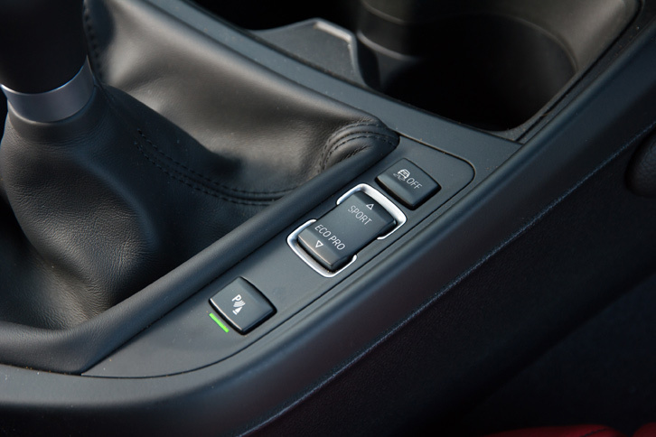 サスペンションをはじめとした走行モードは、センターコンソールに備わる「ドライビング・パフォーマンス・コントロール」のスイッチで切り替える。